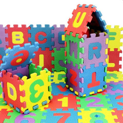 Covor tip puzzle 36 piese din spuma moale litere si cifre 0.8 mp multicolor